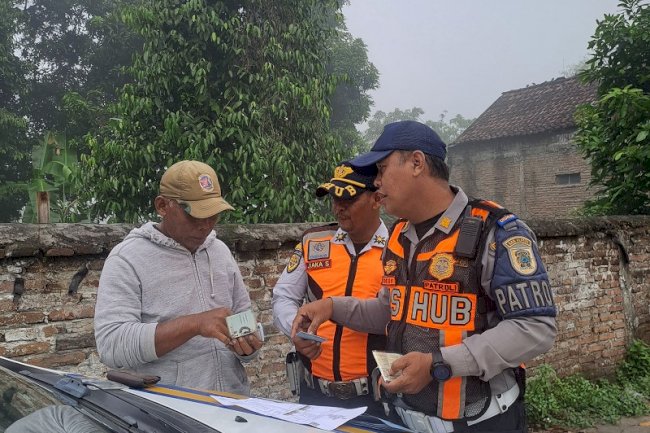 Tegas! Dinas Perhubungan Klaten Tertibkan Truk Galian C yang Melintas di Jalan Terlarang Basin-Gayamprit