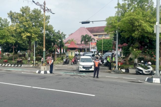 Lancar Maksimal! Tim Dalops Dinas Perhubungan Kuasai Lalu Lintas di Seluruh Rute Hari Pahlawan 2025 untuk Kelancaran Upacara