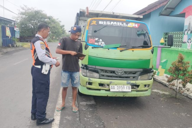 Responsif dan Proaktif! Dinas Perhubungan Tindak Tegas Truk Gol C di Ngupit-Karangnongko: 4 Armada Peringatan Tertulis