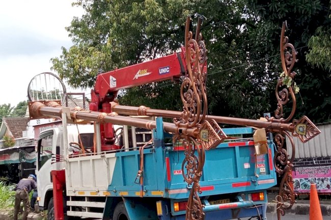 Terangi Delanggu dengan Gaya! Dinas Perhubungan Pasang Tiang Lampu Antik di Pusat Desa
