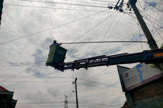 Pembaruan Teknologi Lampu di Temuwangi! Tim PJU Dishub Ganti Fiting, Cup Lampu, dan Pasang LED 40 Watt Hemat Energi 