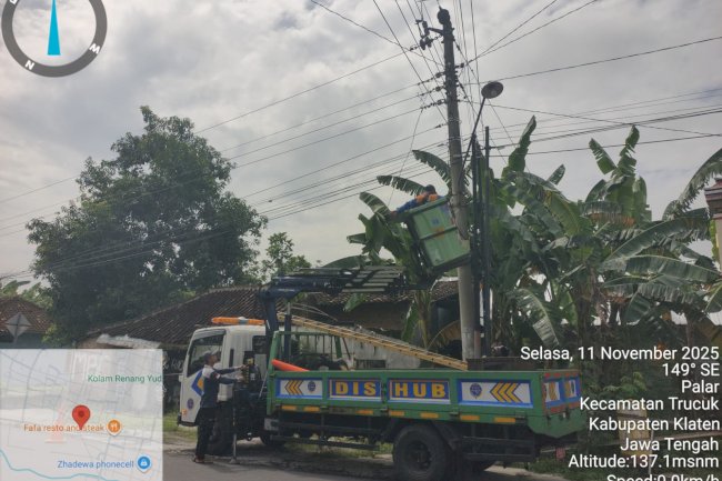 Perempatan Bero Terangi Optimal! Tim PJU Dishub Service Jaringan dan Ganti Fotosél