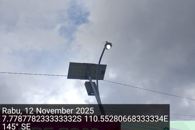 Inovasi Ramah Lingkungan! Konversi PJU TS ke Panel Surya Terangi Jalan Gantiwarno dengan Efisiensi Energi