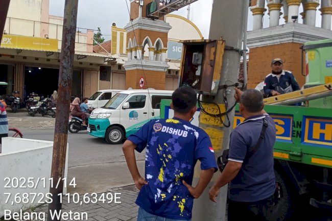 Terangi Jalan Menuju Penyembuhan: Tim PJU Dinas Perhubungan Klaten Perbaiki Panel Penerangan di Depan RSI Klaten