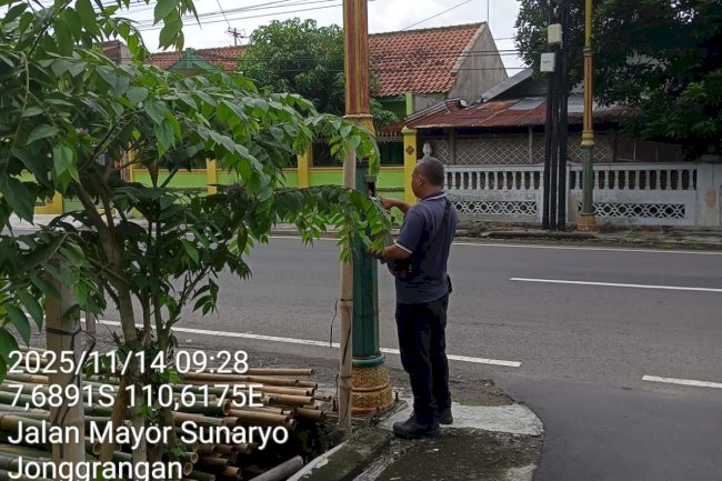 Terang Benderang Jalan Menuju Tempat Ibadah: Tim PJU Perbaiki Lampu Penerangan di Belakang Masjid Al-Aqsha Jonggrangan