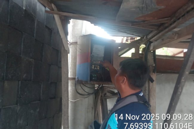 Serius Tangani Infrastruktur: Tim PJU Perbaiki KWH Meter dan Kabel Jaringan Korosi di Ngingas Kidul