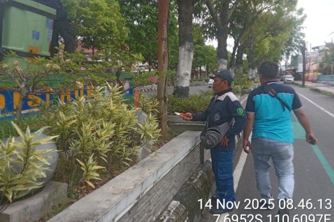 Layanan Kesehatan Terang Benderang: Tim PJU Perbaiki Kabel Korosi di Depan Kantor PMI Bareng Lor