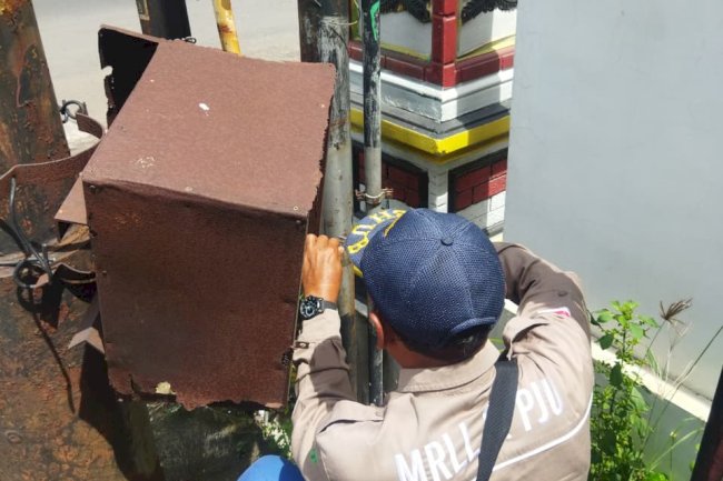 Jembatan Jabang Bayi Terang! Tim PJU Dinas Perhubungan Perbaiki Lampu dan Upgrade Panel Listrik untuk Keamanan Pengguna Jalan Malam Hari