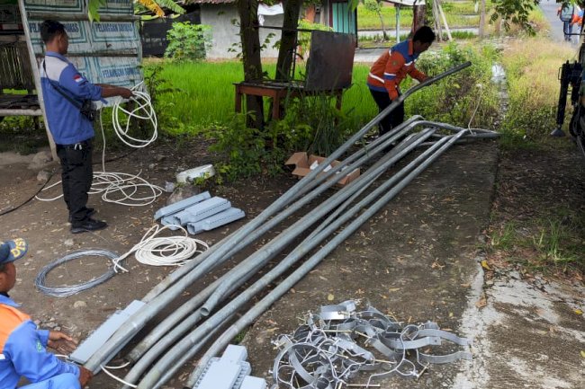 Terangi Jalan, Percantik Kota: Tim PJU Dinas Perhubungan Klaten Pasang Ornamen Lampu di 9 Titik Strategis Ruas Delanggu-Sigayor