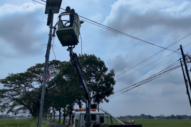 Hemat Energi, Terangi Jalan: Dinas Perhubungan Gunakan Teknologi Solar Panel dalam Konversi PJU Juwiring-Tegalan