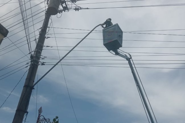 Terang Lebih Hemat: Tim PJU Dishub Lakukan Penggantian Lampu LED 60W di Gadungan Wedi