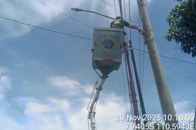 Jaringan Listrik Diperbaiki, Penerangan Jalan Semakin Optimal - Tim PJU Dishub Ganti Lampu LED 40 Watt