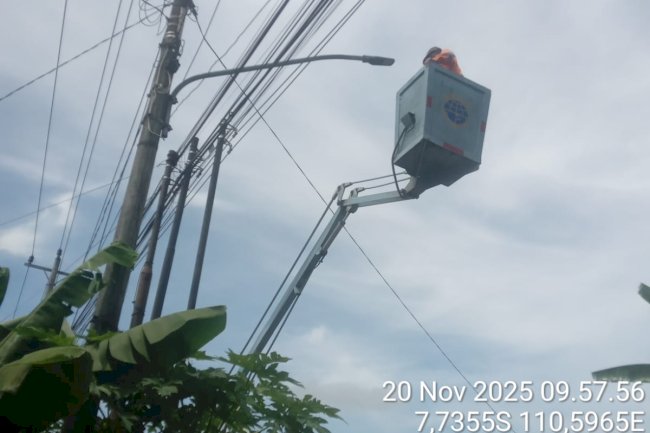 Transformasi Pencahayaan Jalanan: Tim PJU Klaten Ganti Lampu LED 60 Watt untuk Keselamatan & Efisiensi