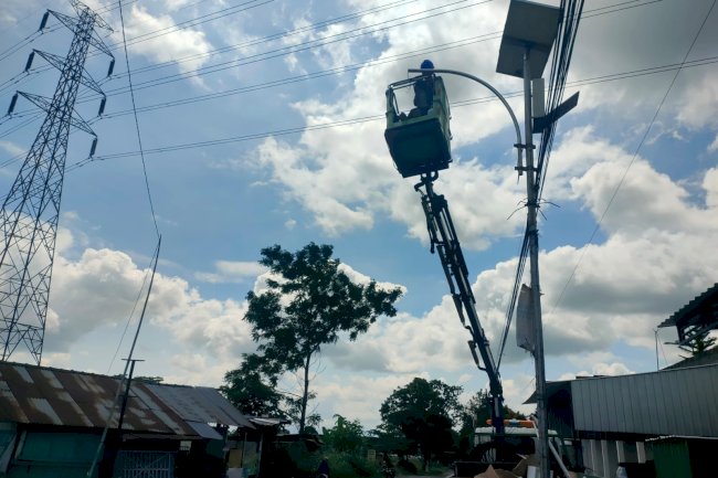 Pertigaan Nangsri Terang Maksimal! Dinas Perhubungan Konversi PJU Pakai Listrik Jaringan