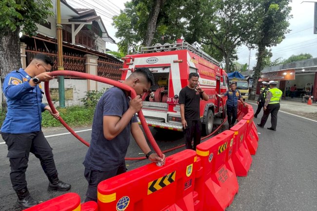 Langkah Nyata Keselamatan Jalan, Dishub Klaten dan Damkar Isi Water Barrier di Jalan Mayor Sunaryo