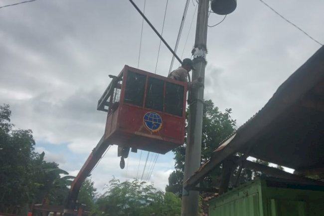 Tim PJU Klaten Kerja Cepat Ganti Fitting Lampu di Jiwo Wetan Wedi, Penerangan Jalan Kembali Optimal dan Aman