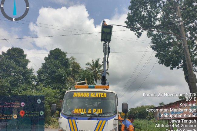 Pembaruan Sistem Penerangan Jalan Berlangsung di Kepurun, Tim PJU Pasang Lampu LED Hemat Energi