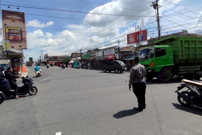Operasi Pengalihan Armada Dimulai, Tim Dalops Berikan Penertiban Kepada Truk Sumbu 3 di Simpang Jatinom
