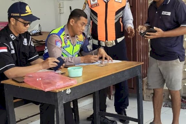 Koordinasi Sempurna Polisi dan Dinas Perhubungan, Satu Armada Truk Tronton Ditindak di Jalan Jatinom