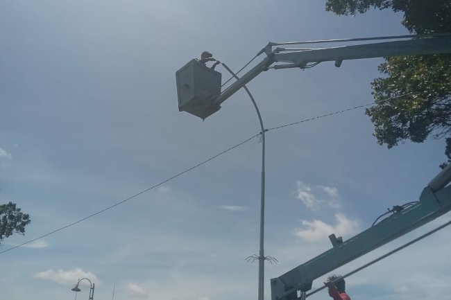 Perbaruan Infrastruktur Pencahayaan, Tim PJU Ganti Lampu LED di Pakis Wonosari dan Kepoh Transan