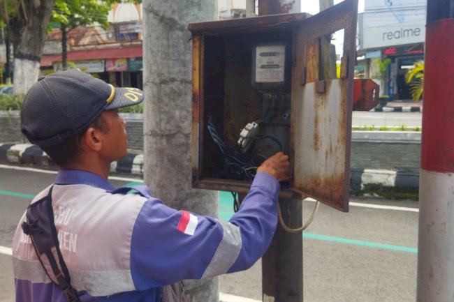 Service Meter Listrik PJU, Tim Teknis Dinas Perhubungan Jaga Akurasi Pembacaan Energi di Bareng