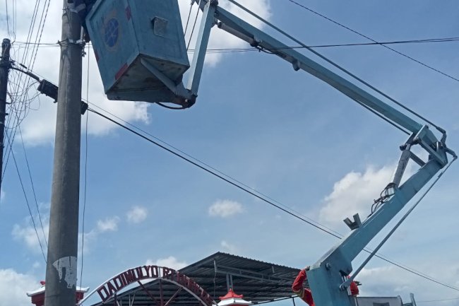 Bersiap Musim Hujan, Tim PJU Lakukan Pemeliharaan Pencahayaan Jalan di Sangkalputung
