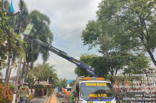 Sentuhan Baru di Jantung Kota, Lampu Jalan Alun-alun Klaten Kini Makin Kinclong