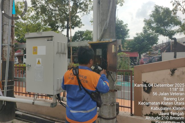 Ngingas Diperbaiki, Dishub Bersih Jaringan Induk PJU dari Korosi yang Mengganggu