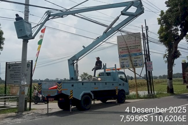 Jangan Takut Berkendara Malam Hari, Tim PJU Dishub Ganti Lampu Rusak dan Bersihkan Korosi di Dua Jalur Strategis Klaten