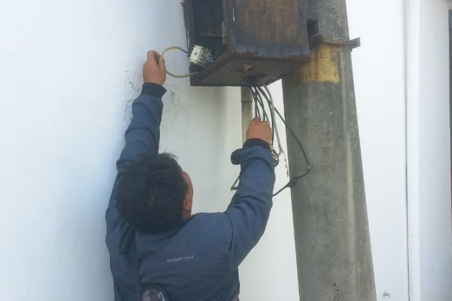 Dinas Perhubungan Intensifkan Pemeliharaan PJU, Servis Panel Lampu Jalan di Samsat Delanggu