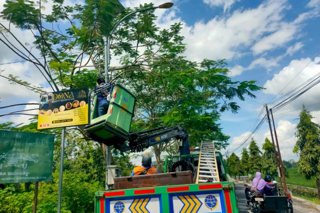 Cahaya Terangi Malam, Tim PJU Klaten Lakukan Maintenance Jaringan Penerangan di Gantiwarno