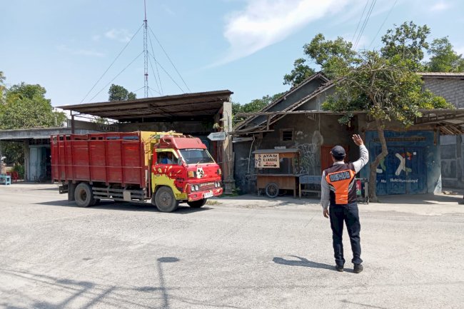 Simpang Aman Terpantau, Dalops Menertibkan Jalur Truk Gol.C di SMPN Karangnongko