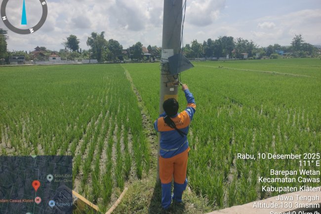 Sawah Hijau Kembali Terang, PJU Ganti Komponen Listrik di Depan SMAN 1 Cawas
