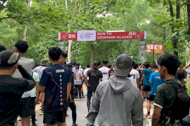 Komunitas Berlari Rayakan Keindahan Geopark, Trail Run Menginspirasi Ribuan Peserta di Bukit Cinta Bayat