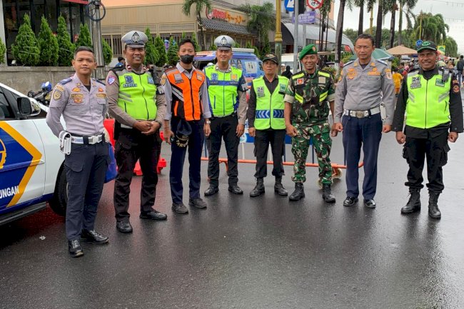 Hujan Tidak Hentikan Semangat CFD, Puluhan Petugas Dishub Tetap Profesional Tutup Jalan dan Atur Lalu Lintas Minggu Pagi