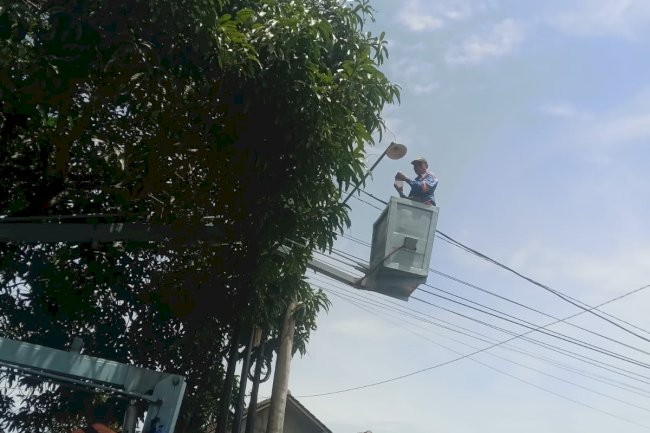 Penerangan Pucang Kini Lebih Cerah, Tim PJU Ganti Lampu LED Ruas Jalan Miliran