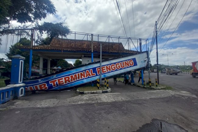 Papan Nama Sub Terminal Penggung Jatuh Diterjang Angin, Tanpa Korban Jiwa , Tim PJU segera Evakuasi