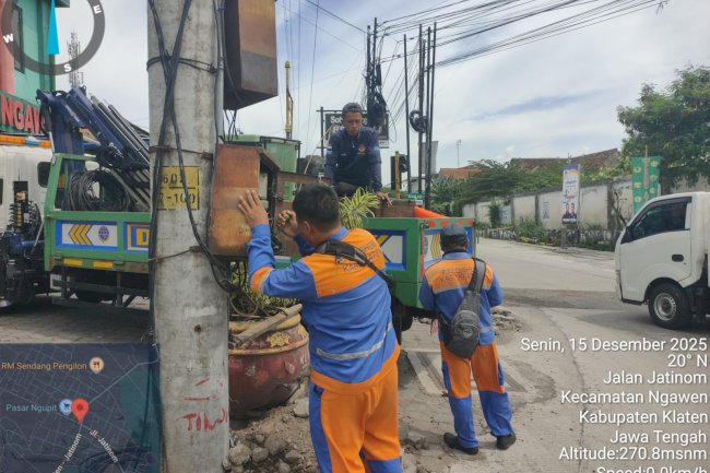 Ancaman Korsleting Langsung Diatasi, Tim PJU Tangani Jaringan Berbahaya di Perempatan Pasar Ngupit