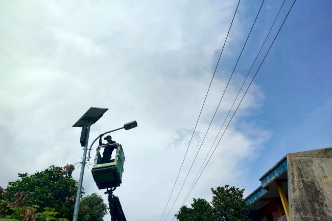 Inovasi Energi Terbarukan Terus Dikembangkan, Perbaikan Ornamen Miring PJU Tenaga Surya di Gemblegan