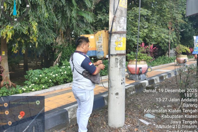 Taman Hutan Kota Kembali Terang! Tim PJU Dishub Ganti Photocell KWH, Warga Bisa Santai Nyaman