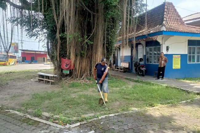 Gotong Royong Sub Terminal Penggung: Dari Bersihkan Puing Papan Nama hingga "Babatan" Rumput Liar