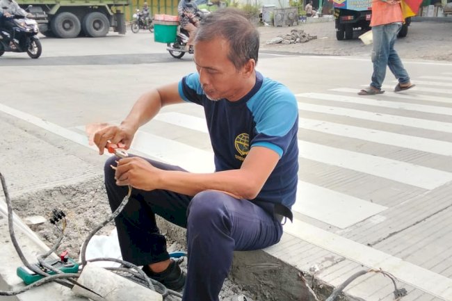 Traffic Light Ngupit Eror? Tim Dishub Klaten Gercep Lakukan Perbaikan!