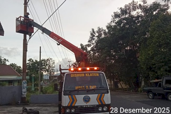 TRC Nonstop! Agus Purwanto Cs Tarik Kabel & Pasang Ornamen PJU Kajoran 