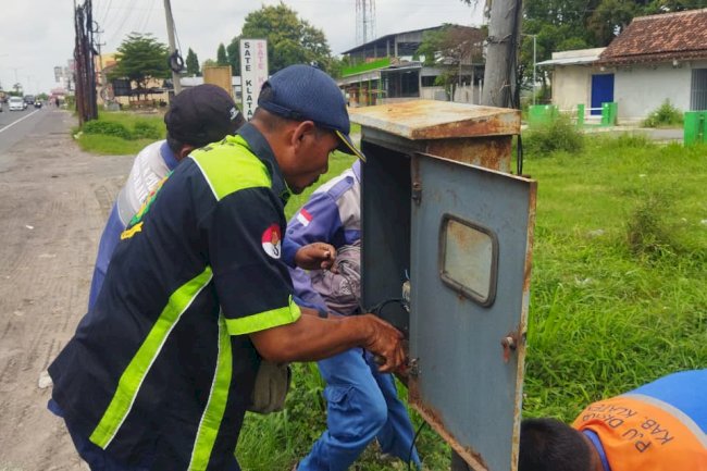 Perbaikan Tiang kWh Meter Brajan Jogonalan Klaten: Tim TRC Amankan Infrastruktur Listrik