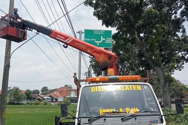 Pemasangan Lampu PJU Kajoran 1 Januari 2026: 6 Petugas Mencerahkan Malam Klaten!