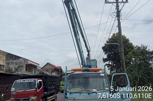 Aksi Penyelamatan Lampu "Insecure" di Jalur Boyolali-Jatinom, Kharis Setiawan Luruskan Ornamen yang Melenceng ke Sawah