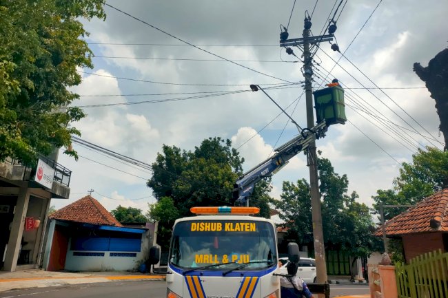 Dishub Klaten Gercep Perbaiki PJU Putus di Jl Rajawali Bareng