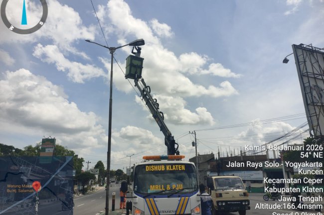 Cahaya Berlipat Ganda di Jalan Jogja-Solo Besole: Dishub Klaten Pasang Lampu LED 60W & 19W Tiga Titik Strategis
