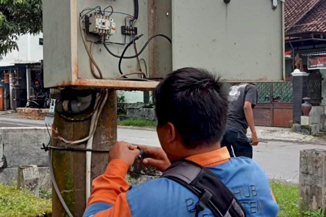 Servis Panel Kontrol PJU Bugisan: Tim Dishub Pastikan Cahaya Terang Merata di Perempatan