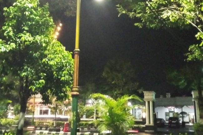 Lampu PJU Depan Rumah Dinas Bupati Mati? Tim Dishub Klaten Sigap Perbaiki dalam Hitungan Menit!